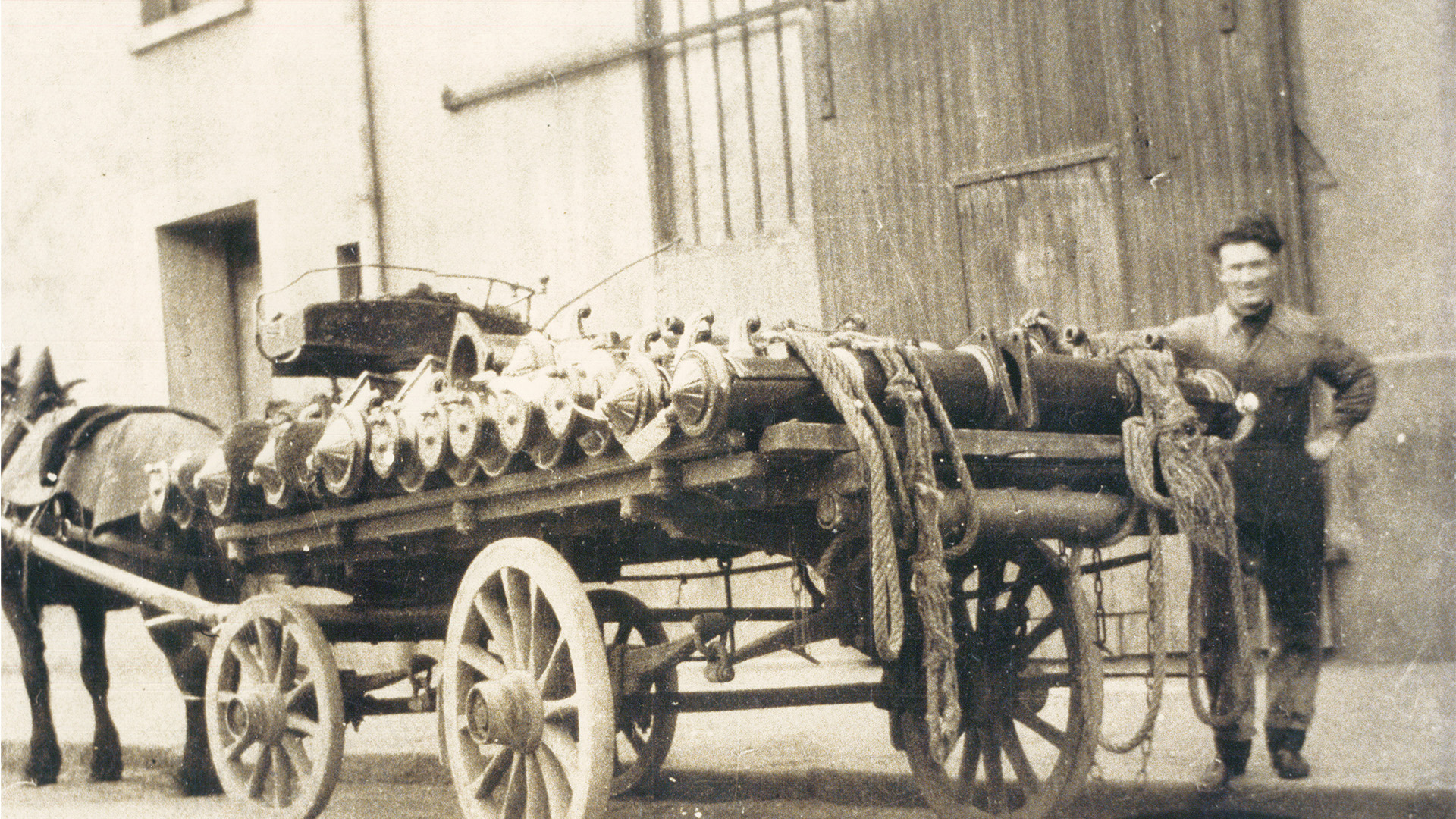 Photographie de Jean Bayard livrant des bornes-fontaines en hippomobile en 1926